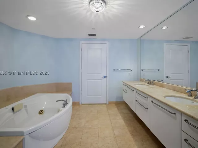 3-bedroom condo for sale in Hollywood - 3101 S Ocean Dr 2708 - MondialRealty