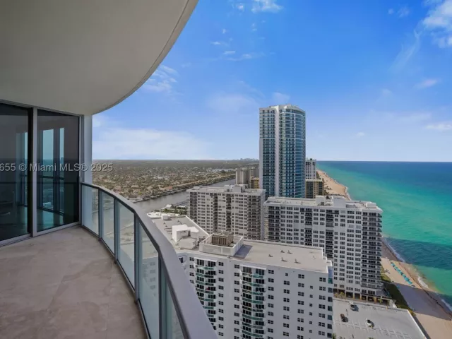 3-bedroom condo for sale in Hollywood - 3101 S Ocean Dr 2708 - MondialRealty