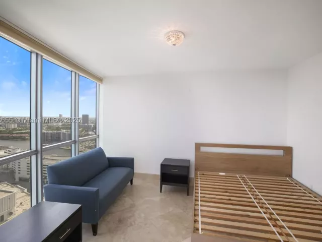 3-bedroom condo for sale in Hollywood - 3101 S Ocean Dr 2708 - MondialRealty