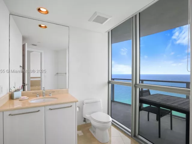 3-bedroom condo for sale in Hollywood - 3101 S Ocean Dr 2708 - MondialRealty