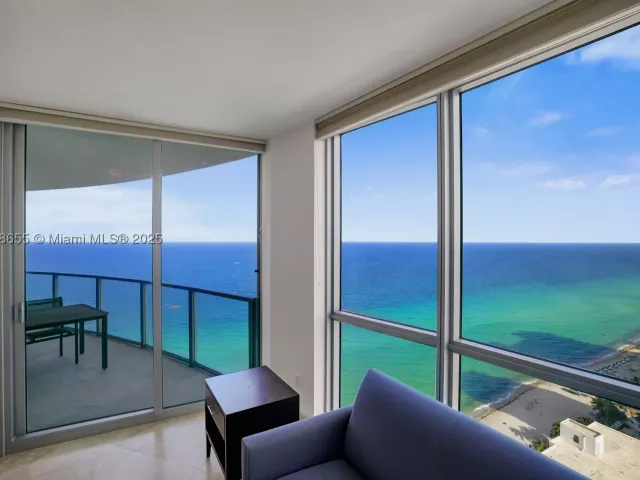 3-bedroom condo for sale in Hollywood - 3101 S Ocean Dr 2708 - MondialRealty