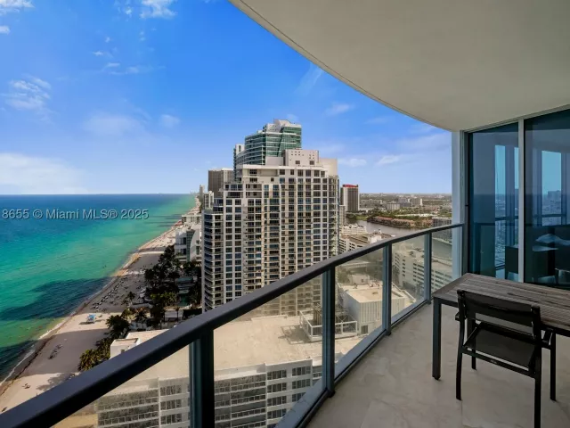 3-bedroom condo for sale in Hollywood - 3101 S Ocean Dr 2708 - MondialRealty