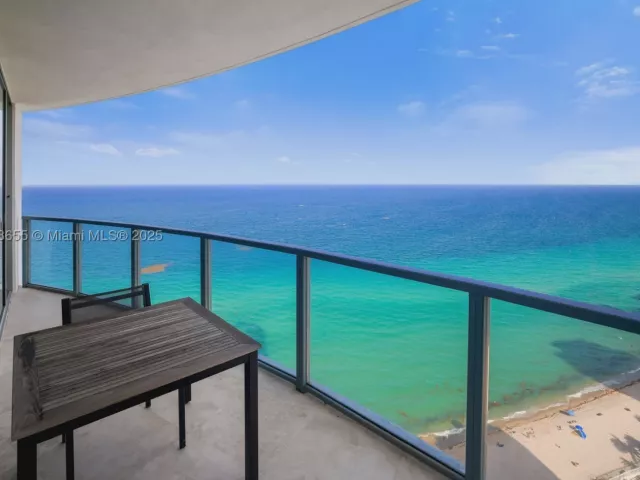 3-bedroom condo for sale in Hollywood - 3101 S Ocean Dr 2708 - MondialRealty