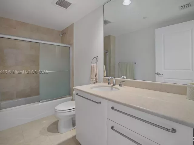 3-bedroom condo for sale in Hollywood - 3101 S Ocean Dr 2708 - MondialRealty