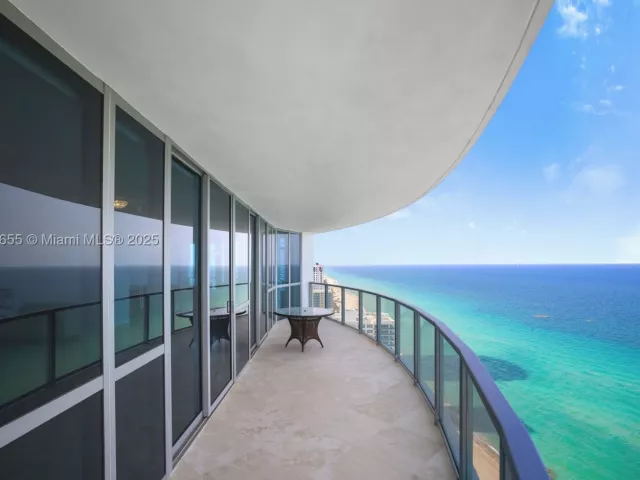 3-bedroom condo for sale in Hollywood - 3101 S Ocean Dr 2708 - MondialRealty