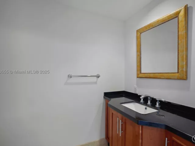 3-bedroom condo for sale in Hollywood - 3101 S Ocean Dr 2708 - MondialRealty