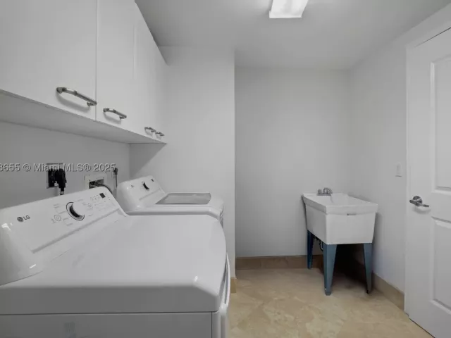 3-bedroom condo for sale in Hollywood - 3101 S Ocean Dr 2708 - MondialRealty