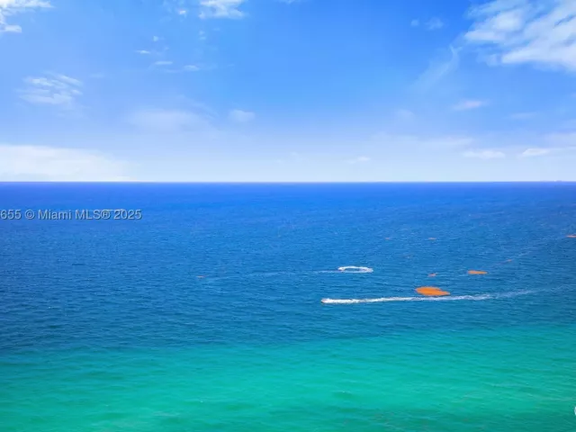 3-bedroom condo for sale in Hollywood - 3101 S Ocean Dr 2708 - MondialRealty