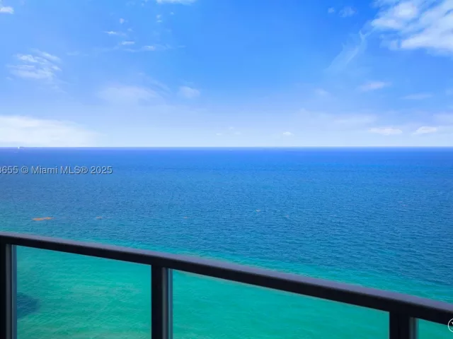 3-bedroom condo for sale in Hollywood - 3101 S Ocean Dr 2708 - MondialRealty