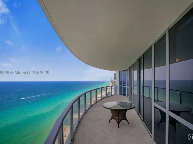 3-bedroom condo for sale in Hollywood - 3101 S Ocean Dr 2708 - MondialRealty