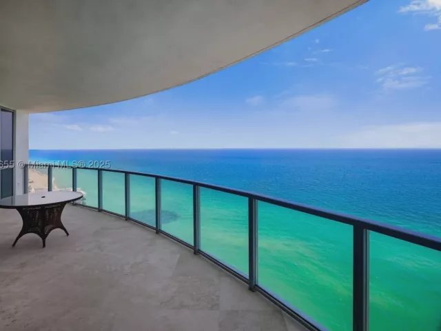 3-bedroom condo for sale in Hollywood - 3101 S Ocean Dr 2708 - MondialRealty