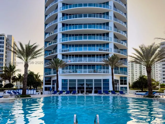 3-bedroom condo for sale in Hollywood - 3101 S Ocean Dr 2708 - MondialRealty
