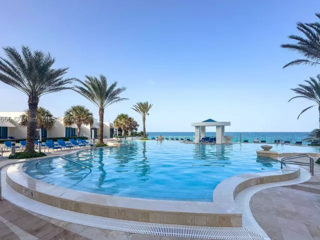 3-bedroom condo for sale in Hollywood - 3101 S Ocean Dr 2708 - MondialRealty