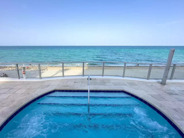 3-bedroom condo for sale in Hollywood - 3101 S Ocean Dr 2708 - MondialRealty