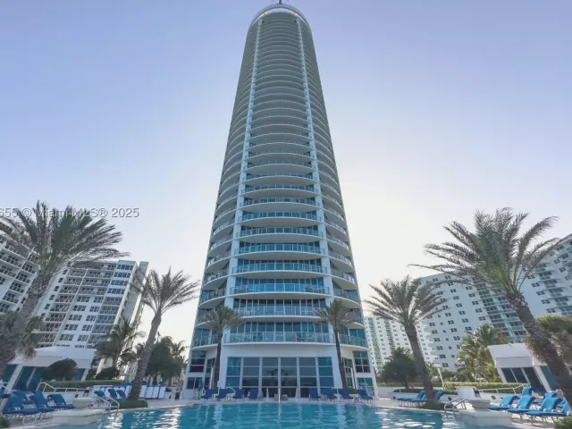 3-bedroom condo for sale in Hollywood - 3101 S Ocean Dr 2708 - MondialRealty