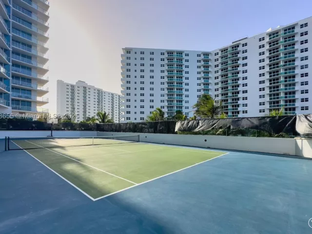 3-bedroom condo for sale in Hollywood - 3101 S Ocean Dr 2708 - MondialRealty