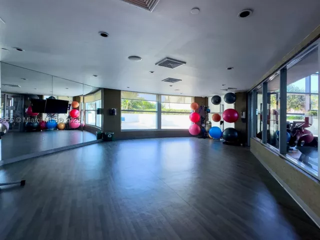 3-bedroom condo for sale in Hollywood - 3101 S Ocean Dr 2708 - MondialRealty