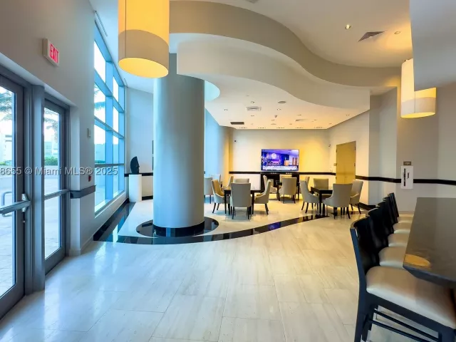 3-bedroom condo for sale in Hollywood - 3101 S Ocean Dr 2708 - MondialRealty