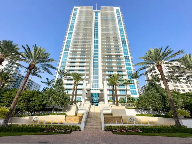 3-bedroom condo for sale in Hollywood - 3101 S Ocean Dr 2708 - MondialRealty