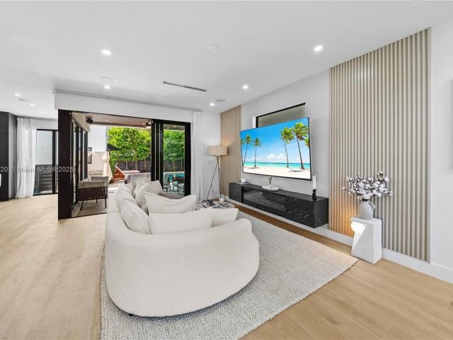 Home for rent at 550 NW 42nd St - photo 6148320