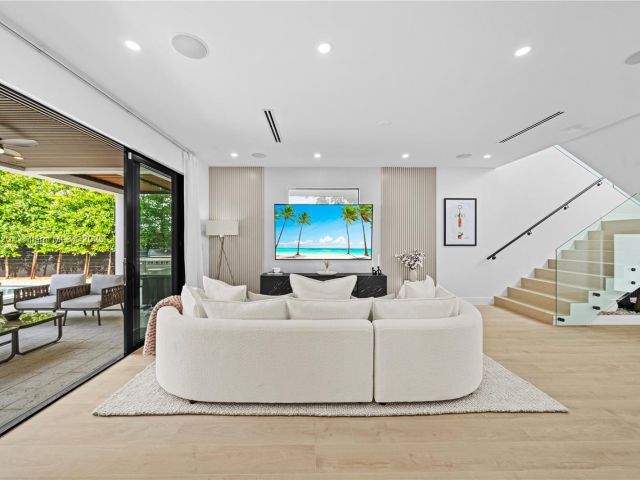 Home for rent at 550 NW 42nd St - photo 6148323