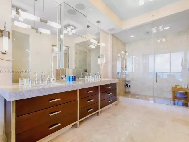 3-bedroom condo for sale in Bal Harbour - 9705 Collins Ave 1101N - MondialRealty