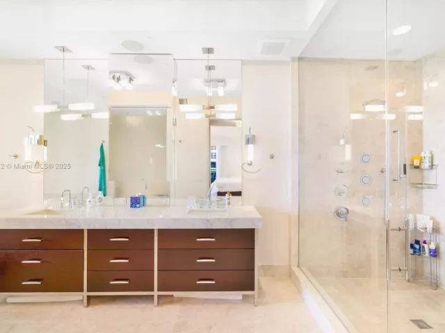 3-bedroom condo for sale in Bal Harbour - 9705 Collins Ave 1101N - MondialRealty