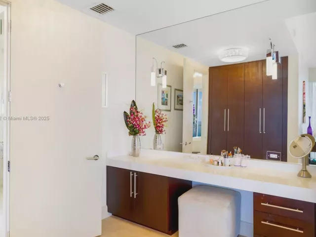 3-bedroom condo for sale in Bal Harbour - 9705 Collins Ave 1101N - MondialRealty