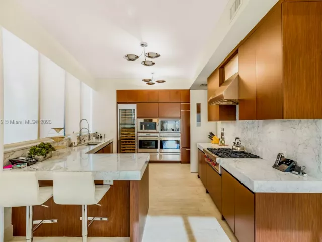 3-bedroom condo for sale in Bal Harbour - 9705 Collins Ave 1101N - MondialRealty