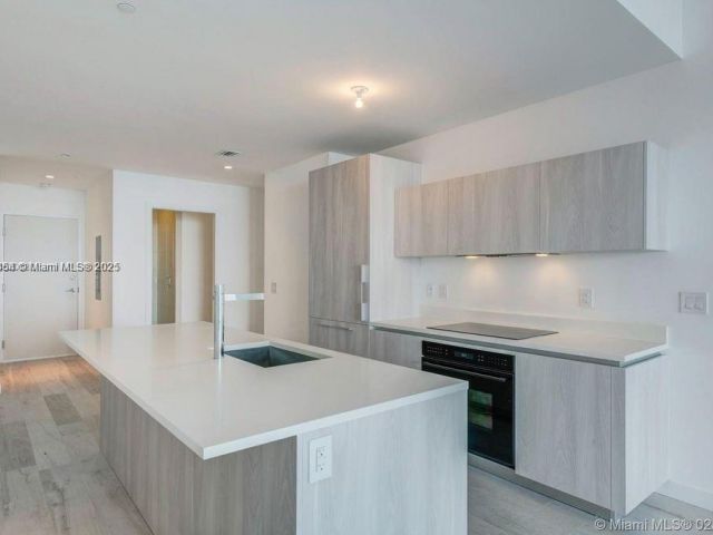 Apartment for sale  Unit #1002 - photo 6167972