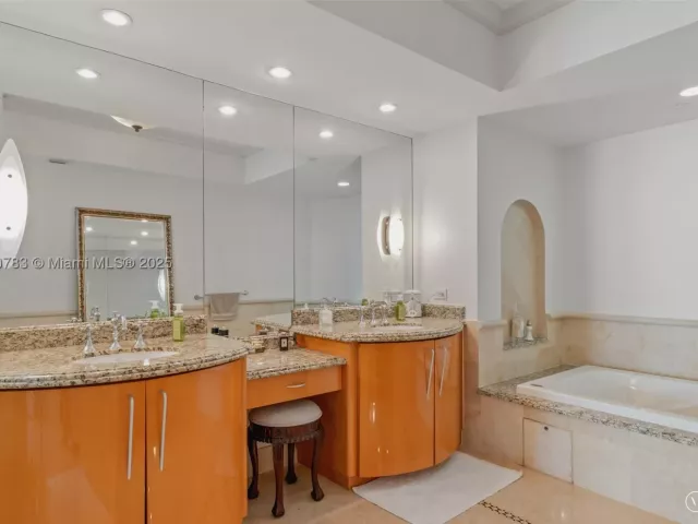 3-bedroom condo for rent in Sunny Isles Beach - 17875 Collins Ave 3404 - MondialRealty