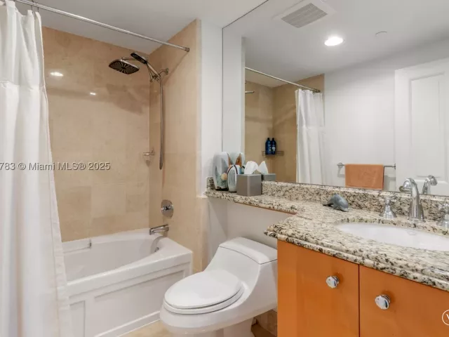 3-bedroom condo for rent in Sunny Isles Beach - 17875 Collins Ave 3404 - MondialRealty