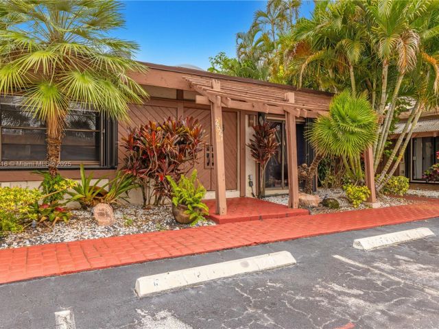 Home for rent at 2627 S PARKVIEW DR 2627 - photo 6150860