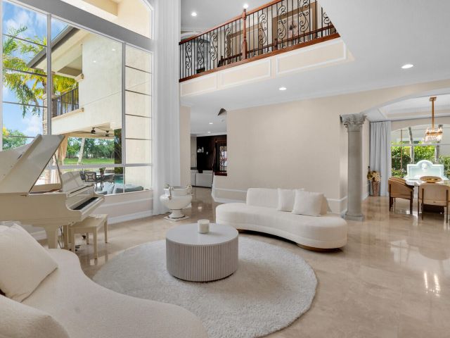 Home for sale at 718 Edgebrook Lane - photo 6166898