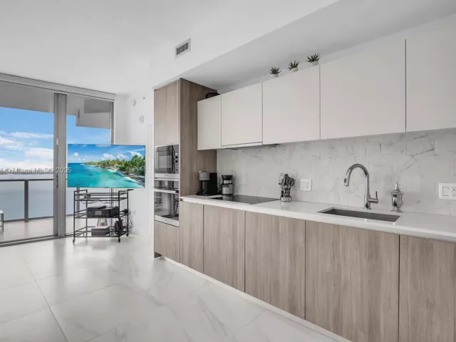 Apartment for sale  Unit #1806 - photo 6154427