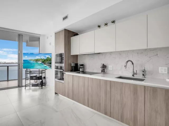 Apartment for sale  Unit #1806 - photo 6154433