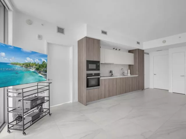 Apartment for sale  Unit #1806 - photo 6154423