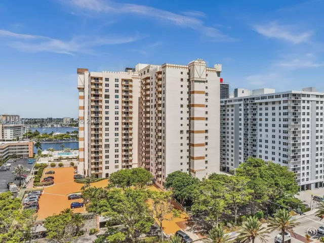 1-bedroom condo for sale in Hallandale Beach - 1865 S Ocean Dr 5J - MondialRealty