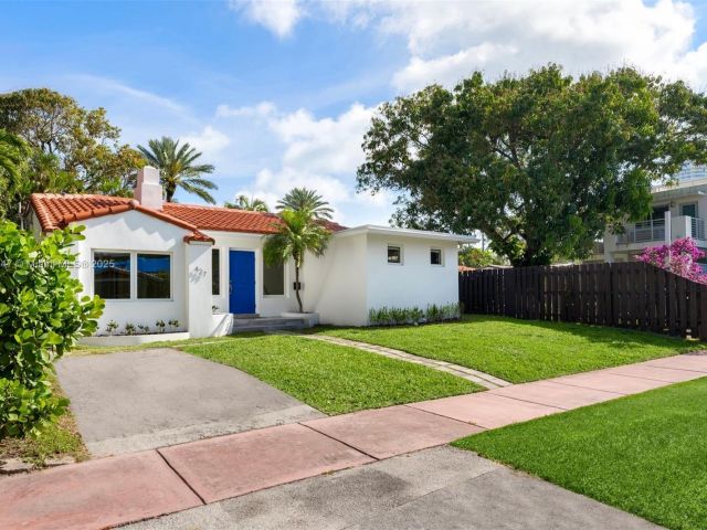 Home for sale at 427 W 43rd St - photo 6155106