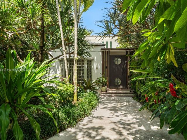 Home for sale at 6165 Pine Tree Dr - photo 6155082