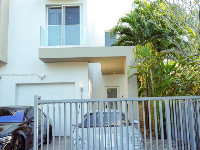 Home for sale at 2836 W Trade Ave 2836 - photo 6155340