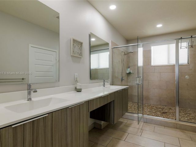 Home for rent at 4714 NW 84th Ct 4714 - photo 6155891