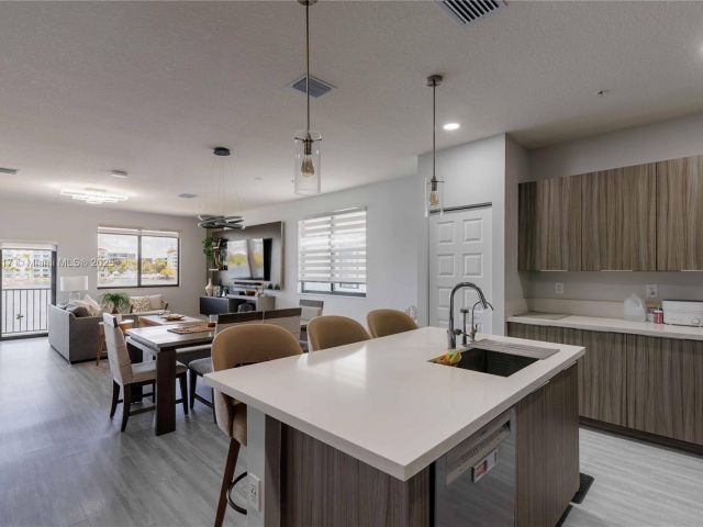 Home for rent at 4714 NW 84th Ct 4714 - photo 6155901