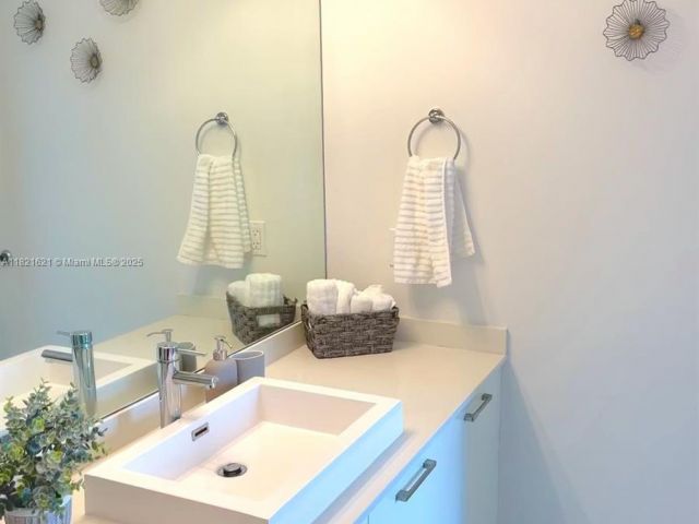 Apartment for sale  Unit #2406 - photo 6157318