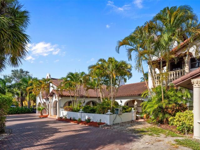 Home for sale at 800 Diplomat Pkwy - photo 6158109