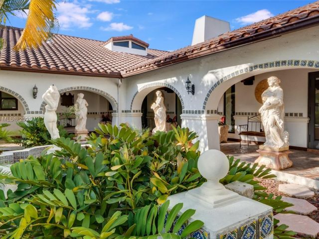 Home for sale at 800 Diplomat Pkwy - photo 6158111