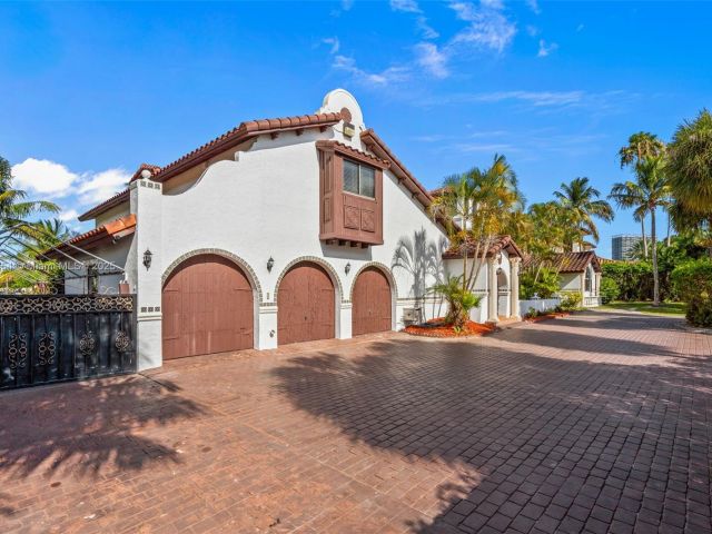 Home for sale at 800 Diplomat Pkwy - photo 6158113