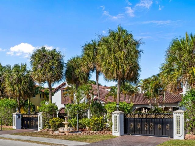 Home for sale at 800 Diplomat Pkwy - photo 6158115