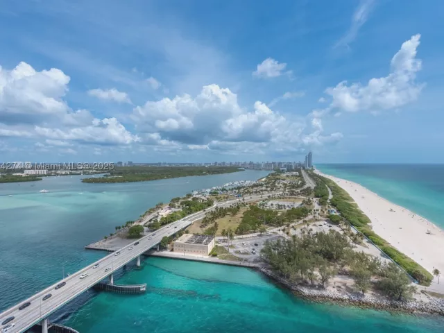 2-bedroom condo for rent in Bal Harbour - 10295 Collins Ave 2506 - MondialRealty