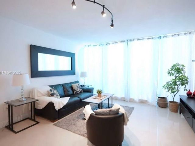 1-bedroom condo for sale in Hollywood - 3505 S Ocean Dr 411 - MondialRealty